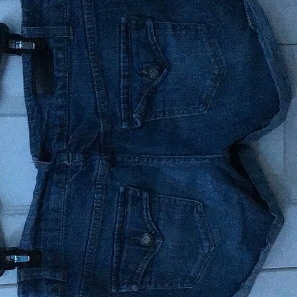 Size 7 stretchy soft denim shorts - Picture 2 of 2